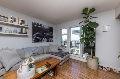 514-111 3Rd Street E, North Vancouver, BC - Indoor Photo Showing Living Room
