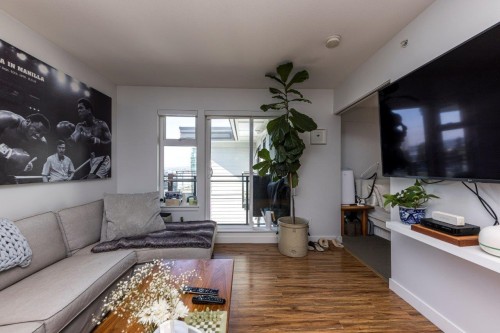 514-111 3Rd Street E, North Vancouver, BC - Indoor Photo Showing Living Room