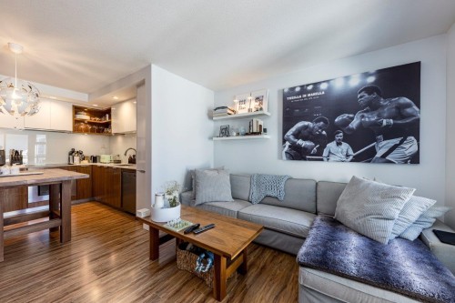 514-111 3Rd Street E, North Vancouver, BC - Indoor Photo Showing Living Room
