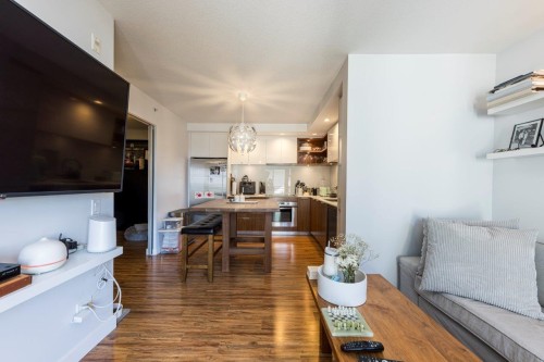 514-111 3Rd Street E, North Vancouver, BC - Indoor Photo Showing Living Room