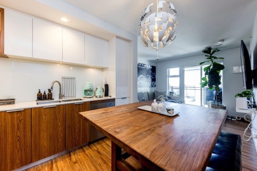 514-111 3Rd Street E, North Vancouver, BC - Indoor Photo Showing Kitchen