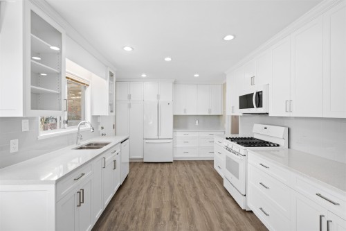 3356 Liverpool Street, Port Coquitlam, BC - Indoor Photo Showing Kitchen With Double Sink