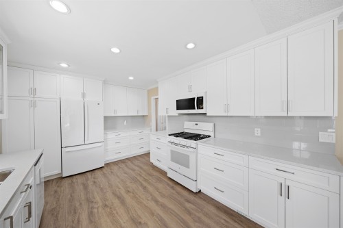 3356 Liverpool Street, Port Coquitlam, BC - Indoor Photo Showing Kitchen