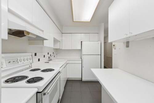 308-1327 Keith Road E, North Vancouver, BC - Indoor Photo Showing Kitchen