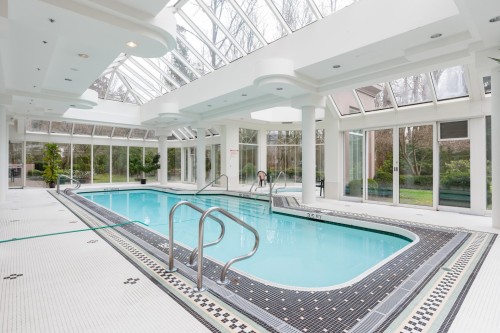 308-1327 Keith Road E, North Vancouver, BC - Indoor Photo Showing Other Room With In Ground Pool