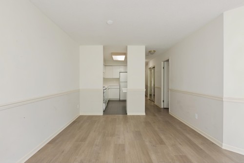 308-1327 Keith Road E, North Vancouver, BC - Indoor Photo Showing Other Room