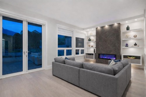 356 28Th Street W, North Vancouver, BC - Indoor Photo Showing Living Room With Fireplace