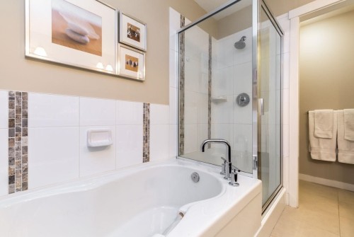 3355 Devonshire Avenue, Coquitlam, BC - Indoor Photo Showing Bathroom