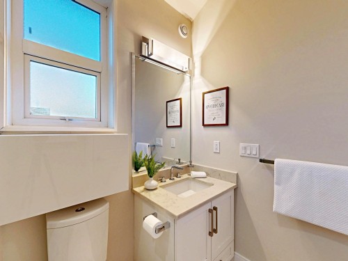 1338 23Rd Avenue E, Vancouver, BC - Indoor Photo Showing Bathroom