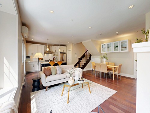 1338 23Rd Avenue E, Vancouver, BC - Indoor Photo Showing Living Room