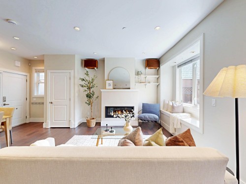 1338 23Rd Avenue E, Vancouver, BC - Indoor Photo Showing Living Room