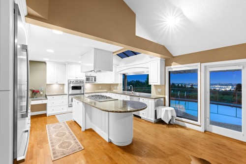 1285 Chartwell Crescent, West Vancouver, BC - Indoor Photo Showing Kitchen With Upgraded Kitchen