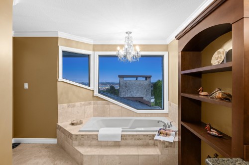 1285 Chartwell Crescent, West Vancouver, BC - Indoor Photo Showing Bathroom