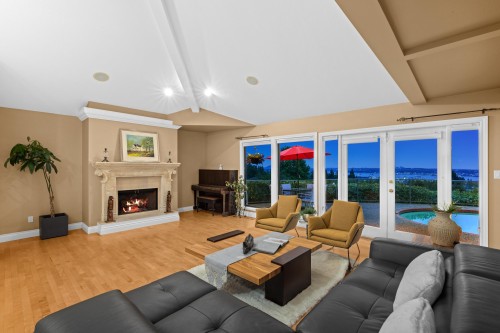 1285 Chartwell Crescent, West Vancouver, BC - Indoor Photo Showing Living Room With Fireplace