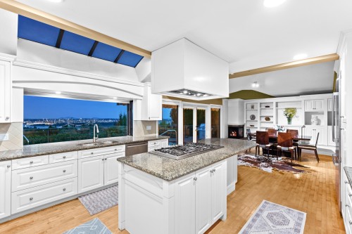 1285 Chartwell Crescent, West Vancouver, BC - Indoor Photo Showing Kitchen