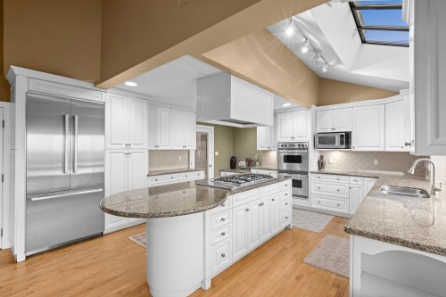 1285 Chartwell Crescent, West Vancouver, BC - Indoor Photo Showing Kitchen With Double Sink With Upgraded Kitchen