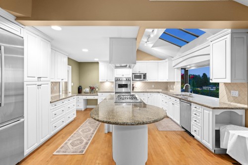 1285 Chartwell Crescent, West Vancouver, BC - Indoor Photo Showing Kitchen With Upgraded Kitchen