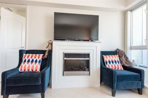 1003-133 Esplanade E, North Vancouver, BC - Indoor Photo Showing Living Room With Fireplace