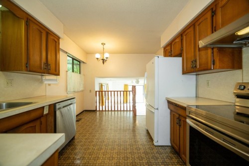 1950 Wiltshire Avenue, Coquitlam, BC - Indoor Photo Showing Kitchen