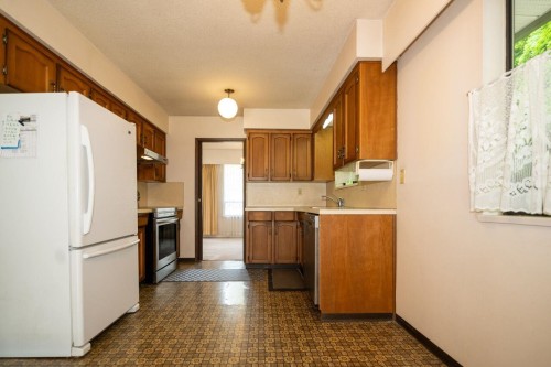 1950 Wiltshire Avenue, Coquitlam, BC - Indoor Photo Showing Kitchen