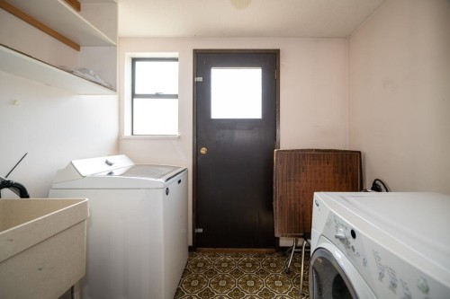 1950 Wiltshire Avenue, Coquitlam, BC - Indoor Photo Showing Laundry Room