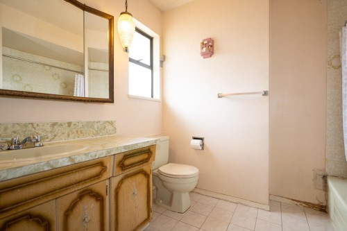 1950 Wiltshire Avenue, Coquitlam, BC - Indoor Photo Showing Bathroom