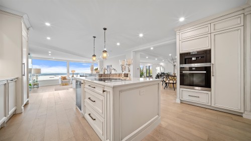 1439 Chippendale Road, West Vancouver, BC - Indoor Photo Showing Kitchen With Upgraded Kitchen