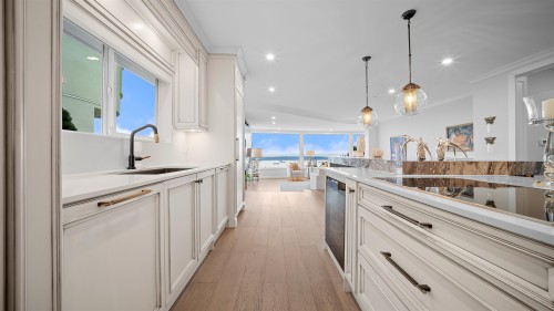 1439 Chippendale Road, West Vancouver, BC - Indoor Photo Showing Kitchen With Upgraded Kitchen