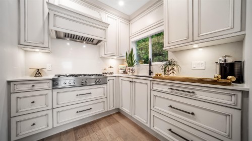 1439 Chippendale Road, West Vancouver, BC - Indoor Photo Showing Kitchen With Upgraded Kitchen