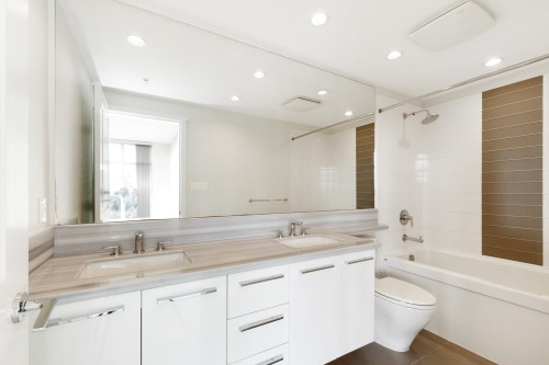 2501-3102 Windsor Gate, Coquitlam, BC - Indoor Photo Showing Bathroom