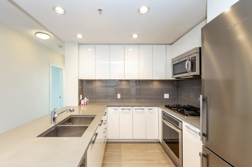2501-3102 Windsor Gate, Coquitlam, BC - Indoor Photo Showing Kitchen With Double Sink With Upgraded Kitchen