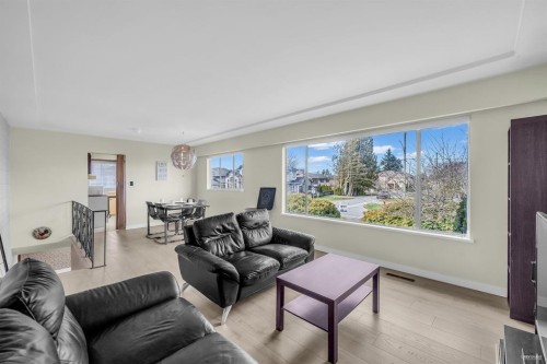 8620 Camden Cresent, Richmond, BC - Indoor Photo Showing Living Room