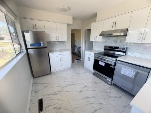 8620 Camden Cresent, Richmond, BC - Indoor Photo Showing Kitchen