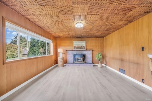 8620 Camden Cresent, Richmond, BC - Indoor Photo Showing Living Room With Fireplace