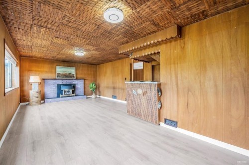 8620 Camden Cresent, Richmond, BC - Indoor With Fireplace