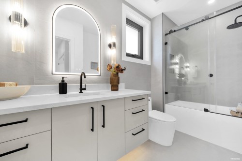 2-2316 Cliff Avenue, Burnaby, BC - Indoor Photo Showing Bathroom