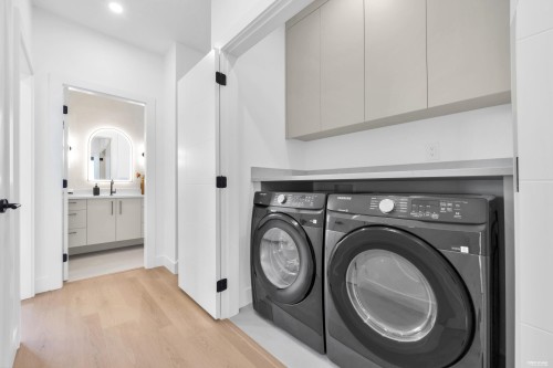 2-2316 Cliff Avenue, Burnaby, BC - Indoor Photo Showing Laundry Room