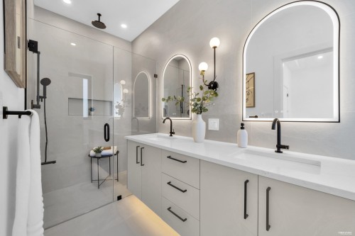 2-2316 Cliff Avenue, Burnaby, BC - Indoor Photo Showing Bathroom
