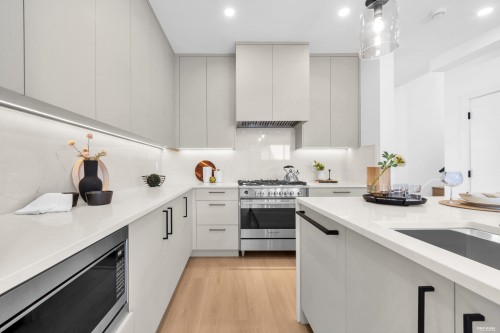 2-2316 Cliff Avenue, Burnaby, BC - Indoor Photo Showing Kitchen With Upgraded Kitchen