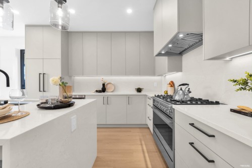 2-2316 Cliff Avenue, Burnaby, BC - Indoor Photo Showing Kitchen With Upgraded Kitchen