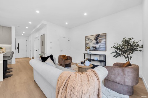 2-2316 Cliff Avenue, Burnaby, BC - Indoor Photo Showing Living Room