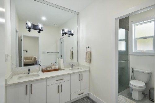 514 Jordan Way, Gibsons, BC - Indoor Photo Showing Bathroom