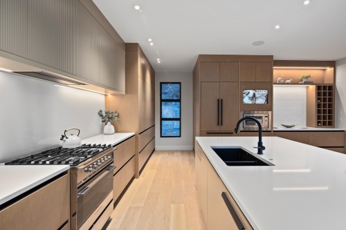 7683 Cerulean Drive, Pemberton, BC - Indoor Photo Showing Kitchen With Double Sink With Upgraded Kitchen