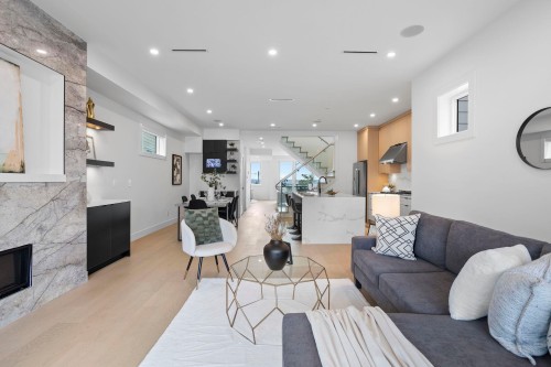 340 Keith Road E, North Vancouver, BC - Indoor Photo Showing Living Room With Fireplace