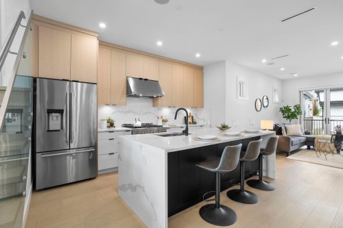 340 Keith Road E, North Vancouver, BC - Indoor Photo Showing Kitchen With Upgraded Kitchen