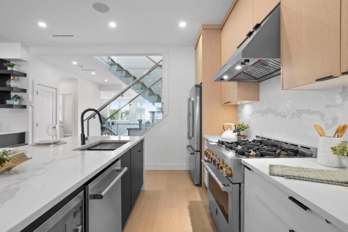 340 Keith Road E, North Vancouver, BC - Indoor Photo Showing Kitchen With Upgraded Kitchen
