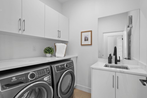 340 Keith Road E, North Vancouver, BC - Indoor Photo Showing Laundry Room