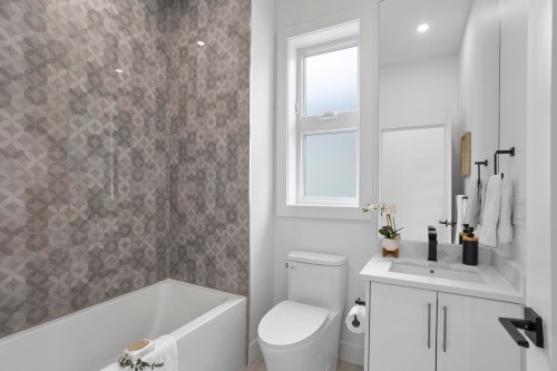 340 Keith Road E, North Vancouver, BC - Indoor Photo Showing Bathroom