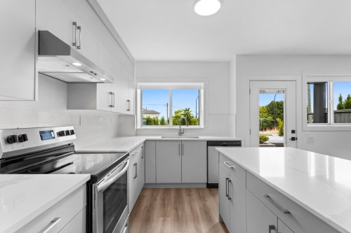 340 Keith Road E, North Vancouver, BC - Indoor Photo Showing Kitchen With Upgraded Kitchen