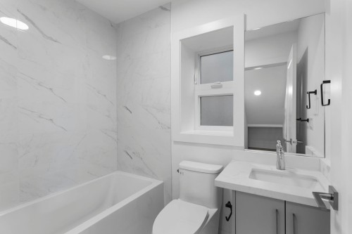 340 Keith Road E, North Vancouver, BC - Indoor Photo Showing Bathroom